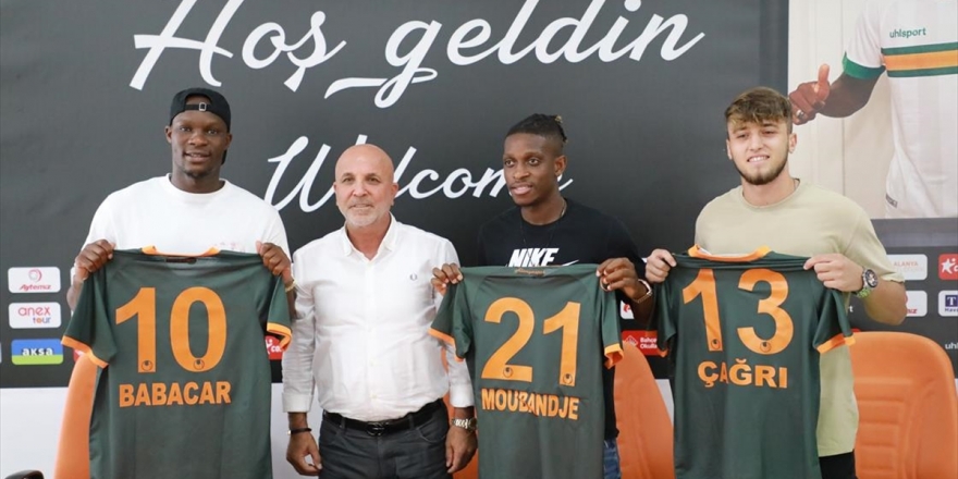 Alanyaspor Üç Futbolcuyla Sözleşme İmzaladı