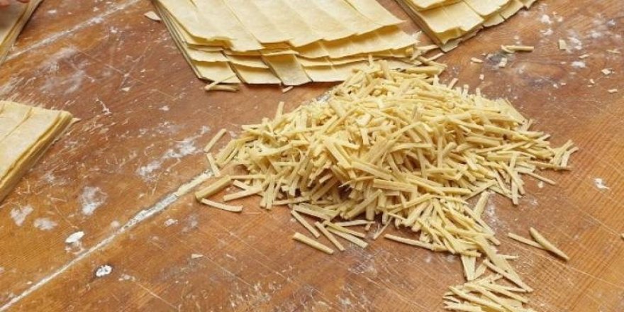 Erişte yapan kadınlar virüse yakalandı