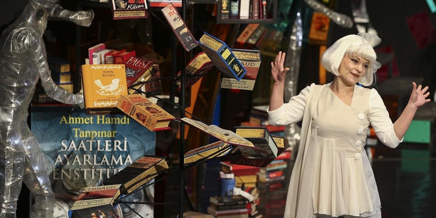 'Sonsuzluk Kitabevi' 40 Yıl Sonra Devlet Tiyatroları Sahnesinde Prömiyer Yaptı