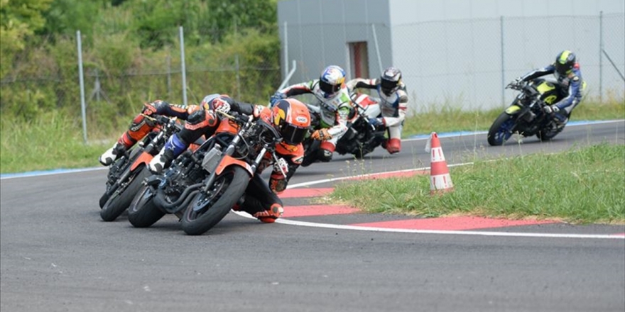 Deniz Öncü Ve Asrın Rodi Pak Avrupa'da Pistlere Çıkıyor