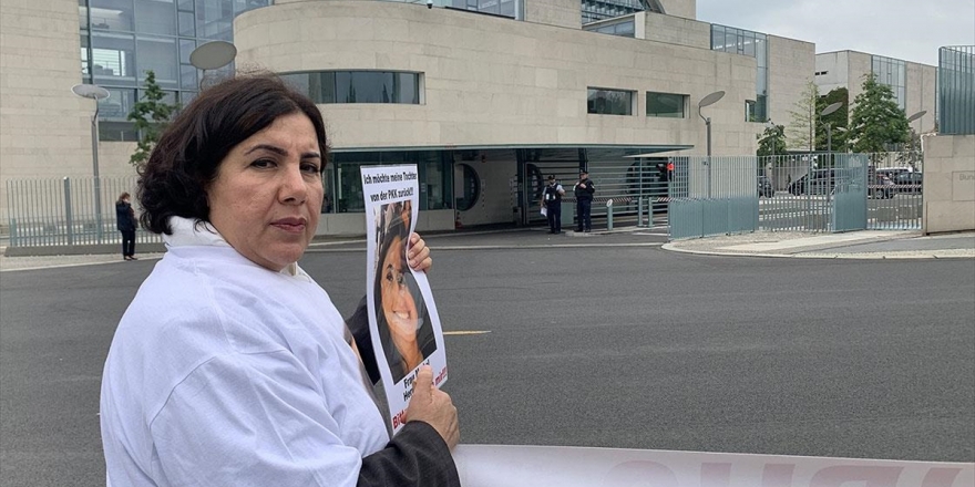 Almanya’da Kızı Terör Örgütü Pkk Tarafından Kaçırılan Annenin Eylemi Sürüyor