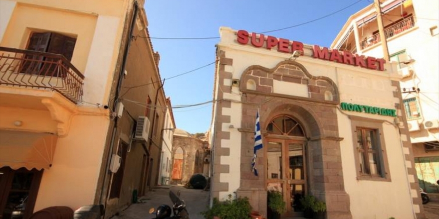 Limni Adası'ndaki Niyazi Mısri'nin Türbesi Yıktırılıp Üzerine Apartman İnşa Edilmiş