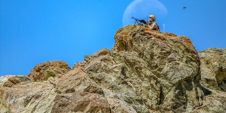 'Yıldırım 10-Norduz' operasyonunda teröristlere ait silah ve mühimmat ele geçirildi