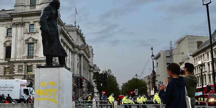 Churchill'in Heykelinin Kaidesine Yeniden 'Irkçı' İfadesi Yazıldı