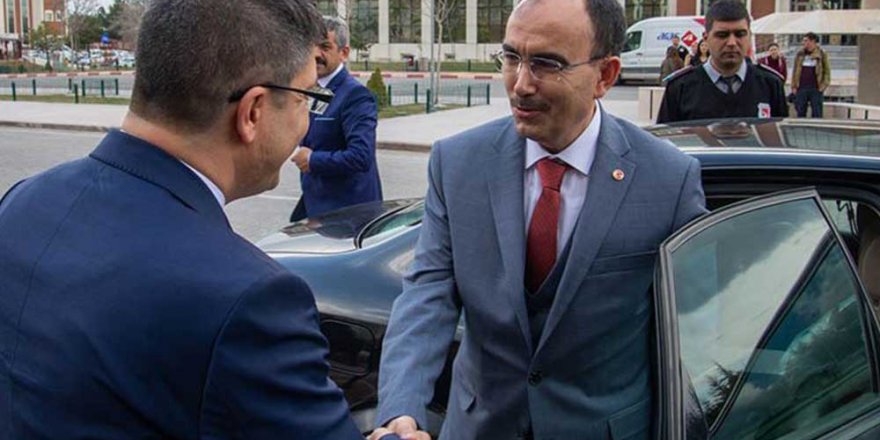 Rektör Göreve Geldi İlk İş Lüks Makam Aracı Kiraladı