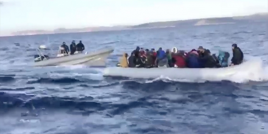 Hollanda Kamu Yayın Kuruluşu Nos: Yunanistan, Eşyalarına El Koyduğu Göçmenleri Denize Geri İtiyor