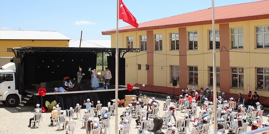 12 Bin Çocuk İlk Kez Tiyatro İzledi