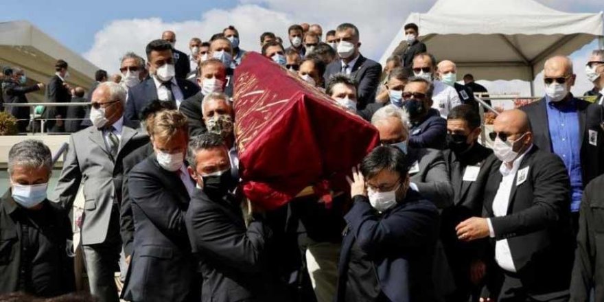 Suna Kıraç son yolculuğuna uğurlandı! Tabuttaki örtüde ne yazıyor?