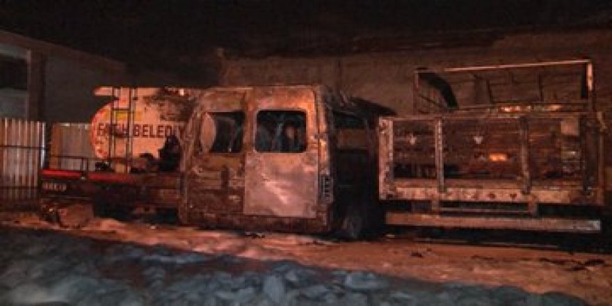 İstanbul Fatih Belediyesi’nin eski belediye araçları alev alev yandı