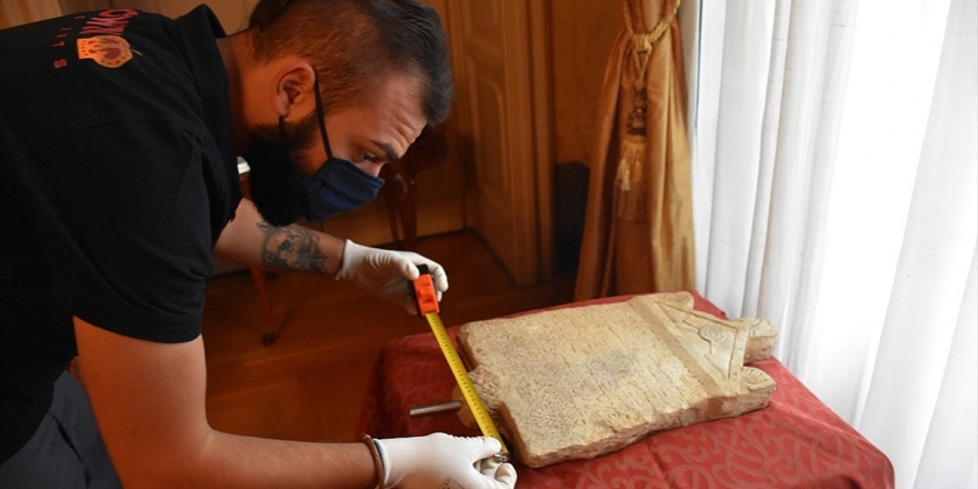 İtalya'da Teslim Alınan Lidya Dönemine Ait Kefaret Yazıtı Türkiye'ye Dönüyor