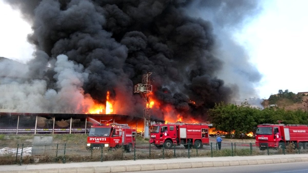 Tokat’ta AVM’de yangın!