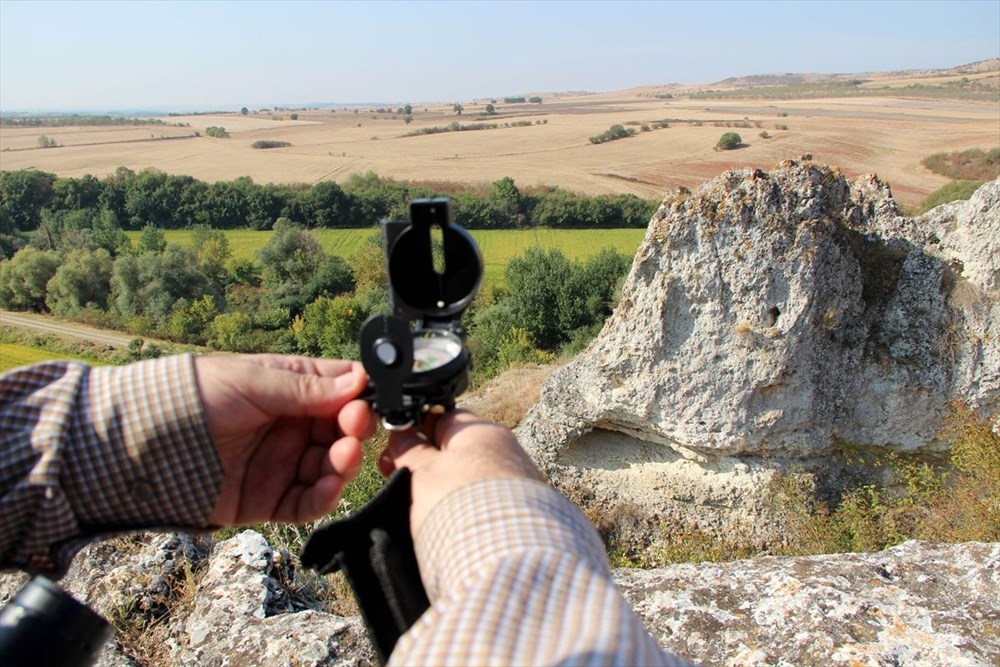 Traklara ait tarihi kaya sunağında "güneş diski" bulundu