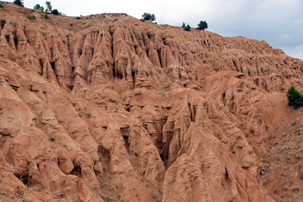 Erozyonla ortaya çıkan 'Şeytan Şehri Kayalıkları', hayran bırakıyor