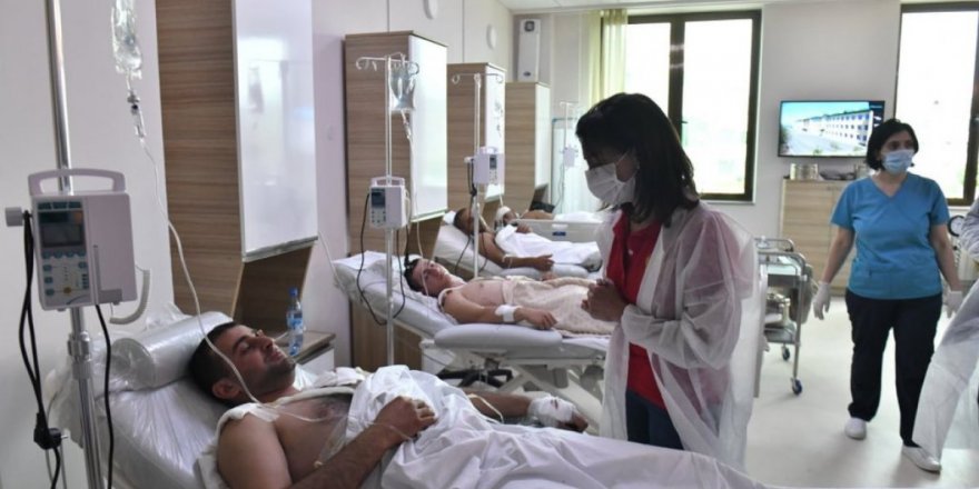 Ermenistan Başbakanı'nın Eşinden Yaralı Askerlere Ziyaret