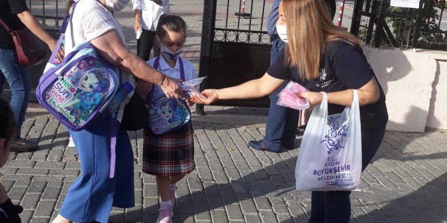 Aydın Büyükşehir Belediyesi Okula Başlayan Küçükleri Unutmadı