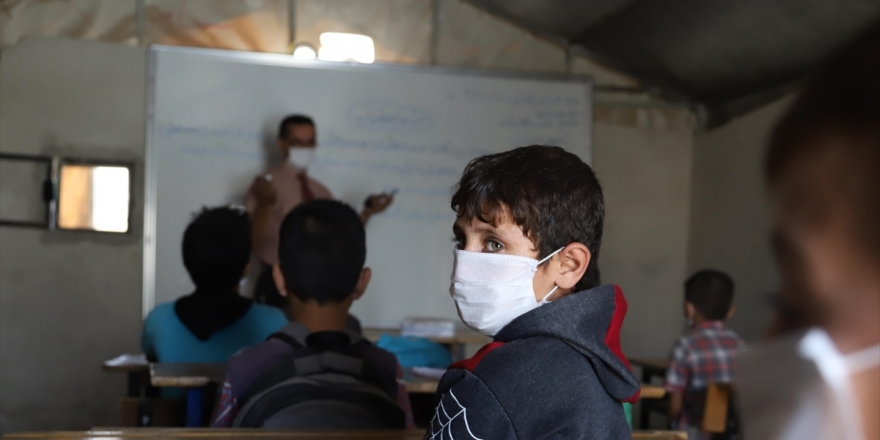 İdlib'de Okullar Kovid-19 Nedeniyle Gecikmenin Ardından Açıldı