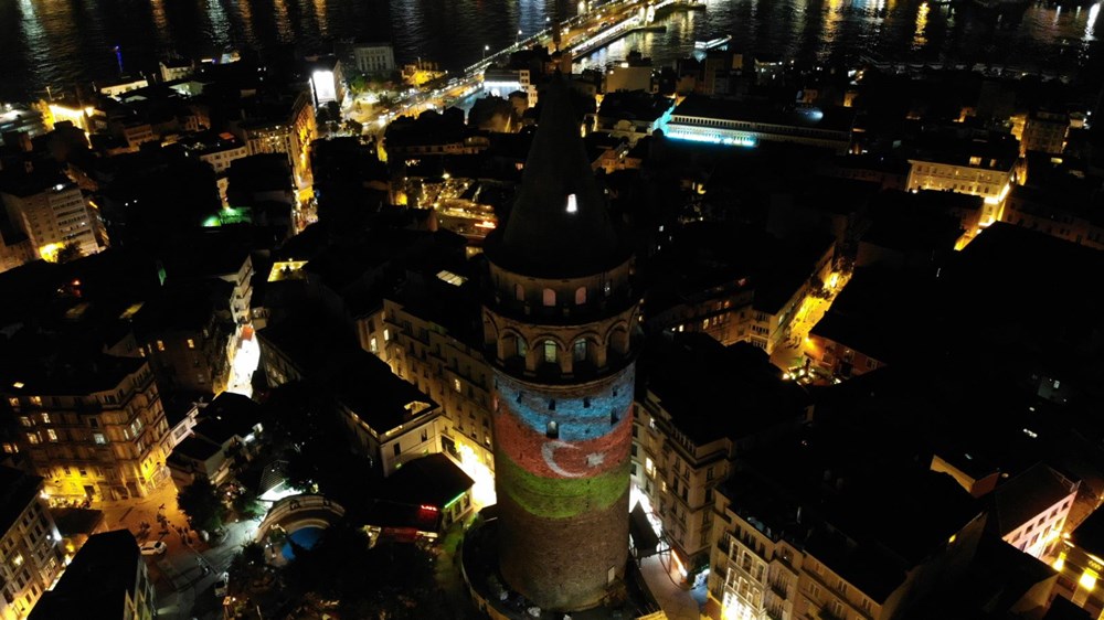 Galata Kulesi'ne Azerbaycan Bayrağı...