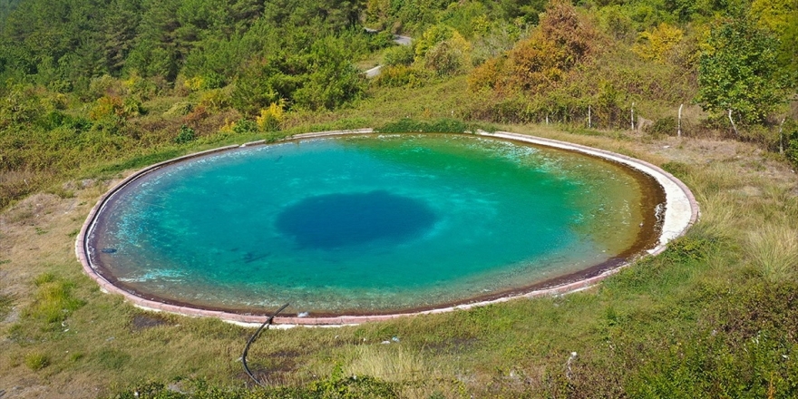Amanos Dağlarının 'Nazar Boncuğu' Görünümlü Yangın Göleti Ziyaretçilerini Büyülüyor