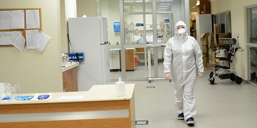 'Gençlerde De Ağır Seyreden Vakalar Görüyoruz, Rehavete Kapılmasınlar'