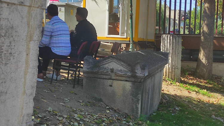 Taksi Durağının Önünde 2000 Yıllık Lahit