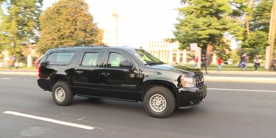 Trump Hastane Önünde Kendisini Destekleyenleri Makam Aracından Selamladı