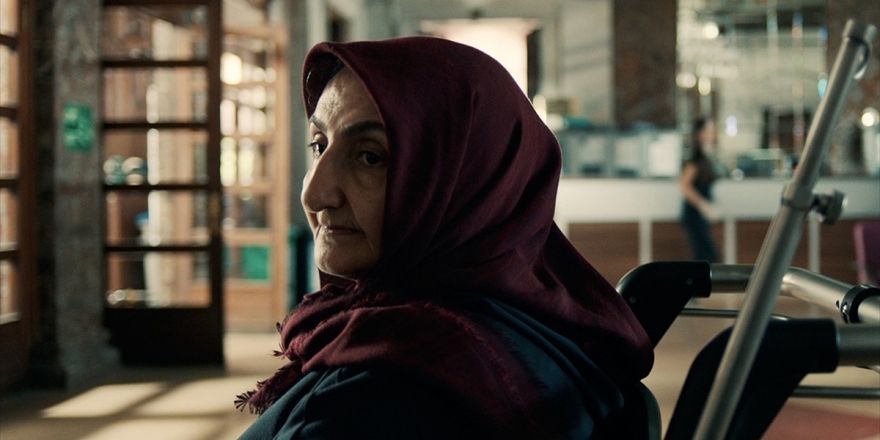 Türk Yönetmen Başrolünde Annesini Oynattığı Kısa Filmle Paris'ten Ödülle Döndü