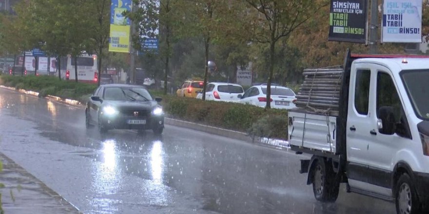 İstanbul'da Korkulan Olmadı, Sağanak İzmir'i Vurdu!
