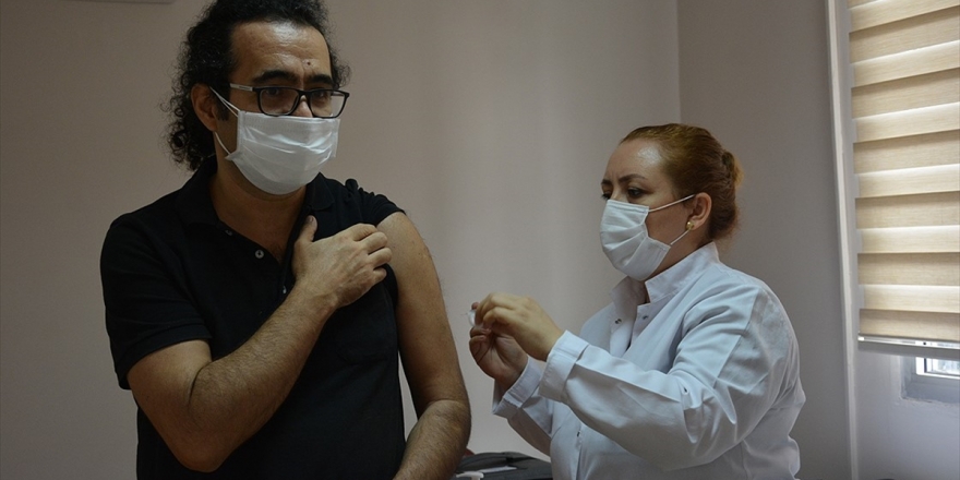 İzmir'de Çin'den Getirilen Kovid-19 Aşısı Denemelerine Başlandı