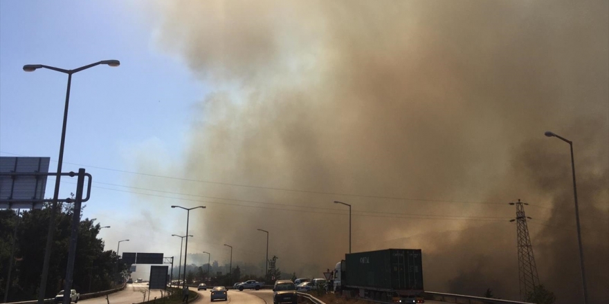 Hatay'da Çıkan Orman Yangınına Müdahale Ediliyor