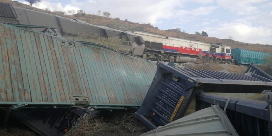 Ankara'da İki Tren Kafa Kafaya Çarpıştı: 2 Ölü