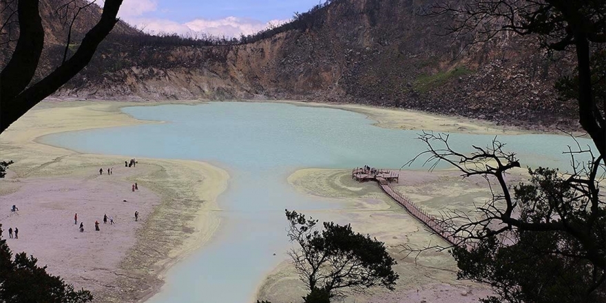 Endonezya’da Yanardağ Zirvesinde Yüzlerce Yıl Saklı Kalmış Doğa Hazinesi: Kawah Putih