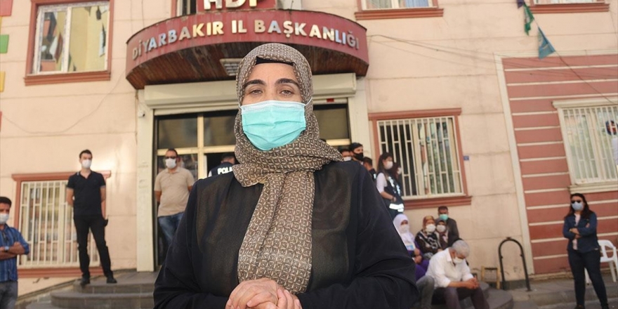 Diyarbakır Annelerinden Mutlu: Çocuğumu Bu Kapıdan Alana Kadar Gitmeyeceğim