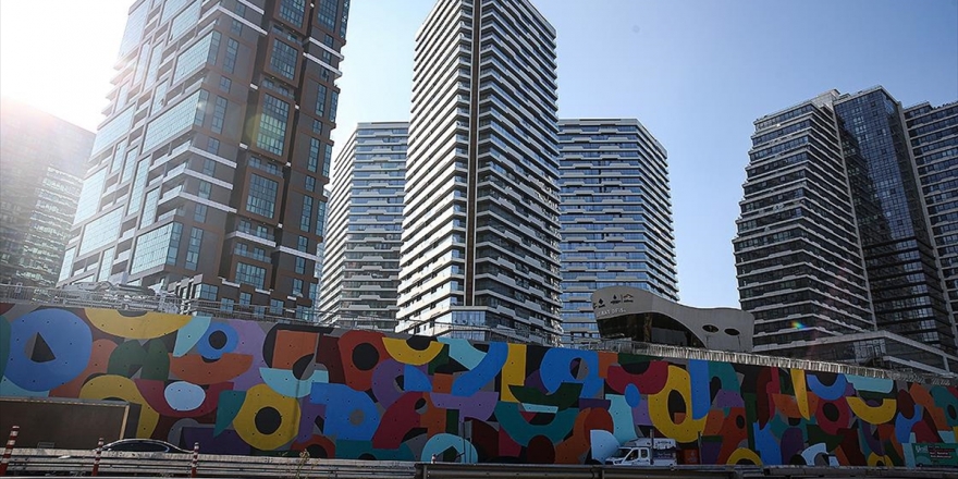 İbb'nin Yol Kenarlarına 'Dikey Bahçe Yerine Grafiti' Çalışması Tartışma Yarattı