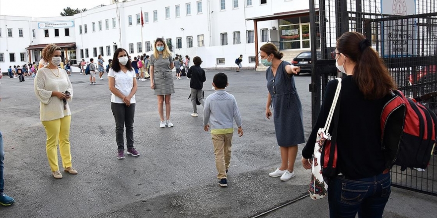 Milli Eğitim Bakanı Selçuk: Okul Binalarına Girmeyerek Dışarıda Bekleyen Velilerimize Teşekkür Ederiz