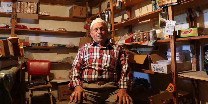 Babasının Vasiyetini Yerine Getirmek İçin Yarım Asırlık Bakkalı Kapatmıyor