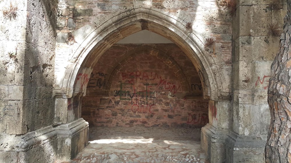 Tarihi Cihanoğlu Külliyesi'nin duvarları yazı dolu!