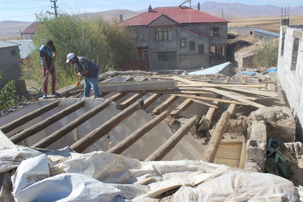 Yılanlar yüzünden evini yıktı