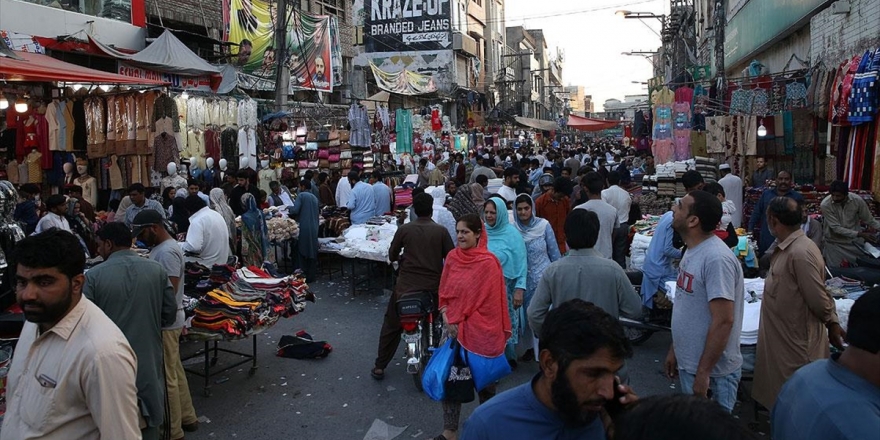 Pakistan'da Halkın Çoğunluğu Kovid-19 Önlemlerine İlgisiz