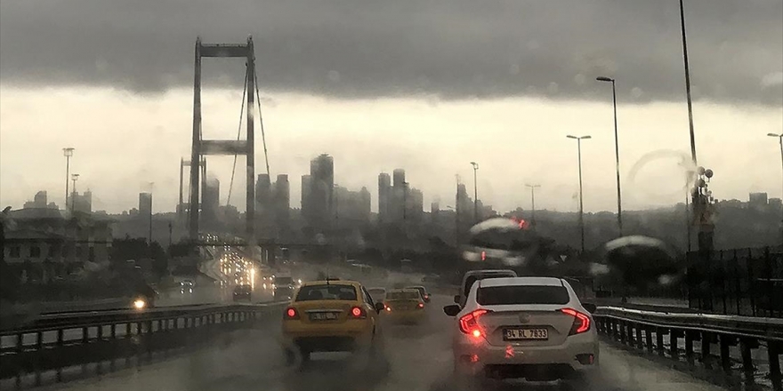 İstanbul'un Bazı İlçelerinde Yağış Etkili Oluyor