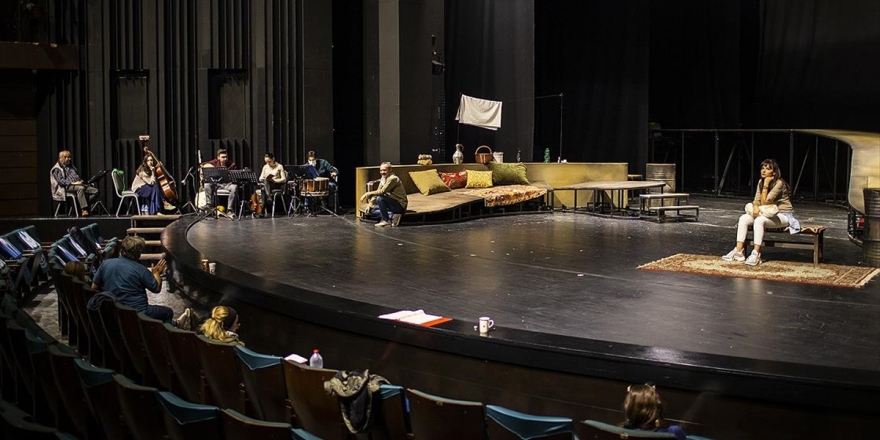 Sevgi Ve Emeğin Hikayesi 'Selvi Boylum Al Yazmalım' Devlet Tiyatroları Sahnesinde