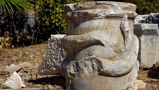 Patara'da 2 bin yıllık 'yılan figürlü sunak' bulundu
