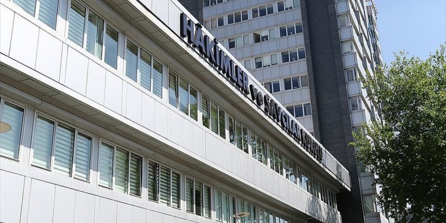 Hsk, Fetö İle İrtibatlı 11 Hakim Ve Savcıyı Meslekten İhraç Etti