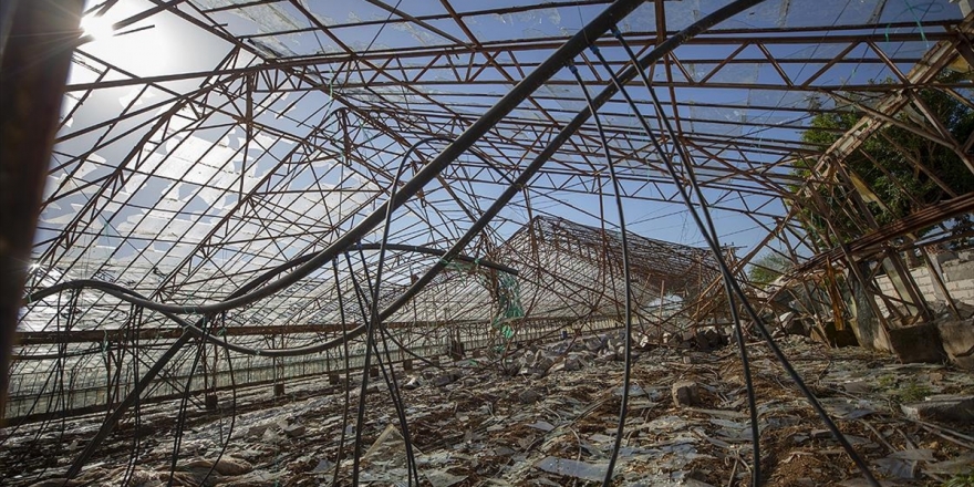 Antalya'da Fırtınanın Neden Olduğu Hasarın Yaraları Sarılmaya Çalışılıyor
