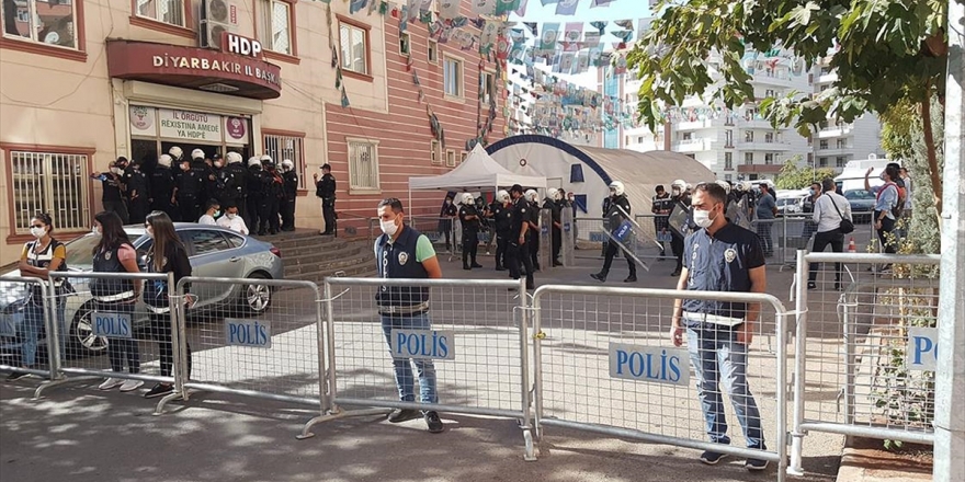 Diyarbakır'da Hdp İl Ve İlçe Binasında Arama