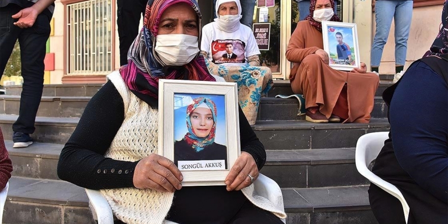 Diyarbakır Annelerinden Akkuş: Gel, Güvenlik Güçlerine Teslim Ol Kızım. Orası Senin Yerin Değil
