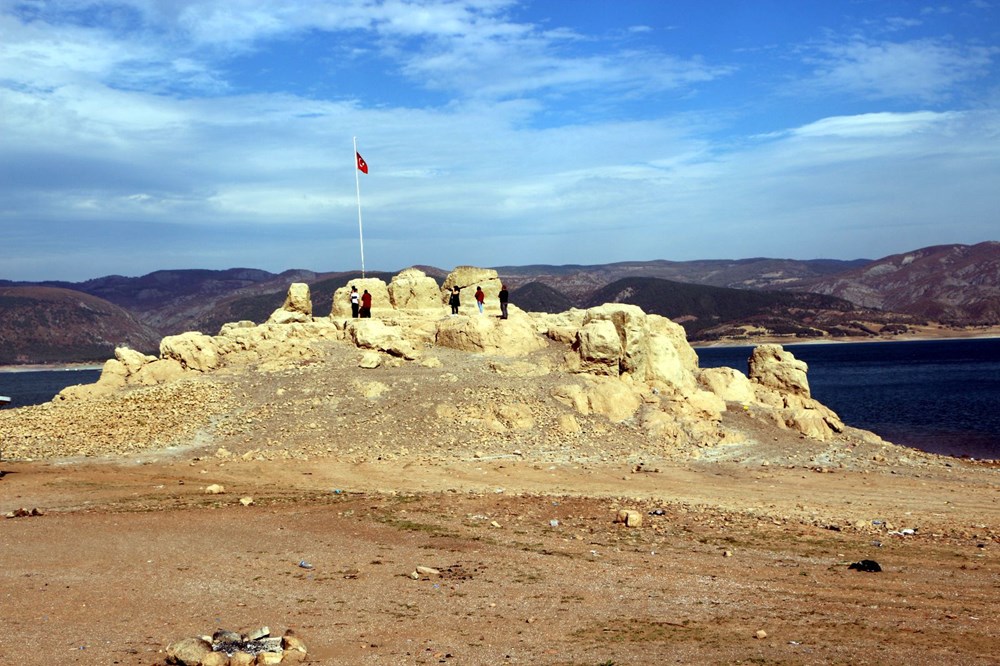 Barajın suyu çekilince, kayalığa yürüyerek gidilmeye başlandı