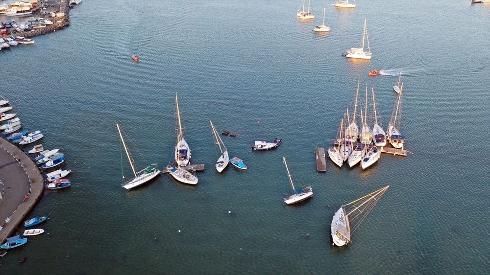 Tsunaminin vurduğu Seferihisar görüntülendi