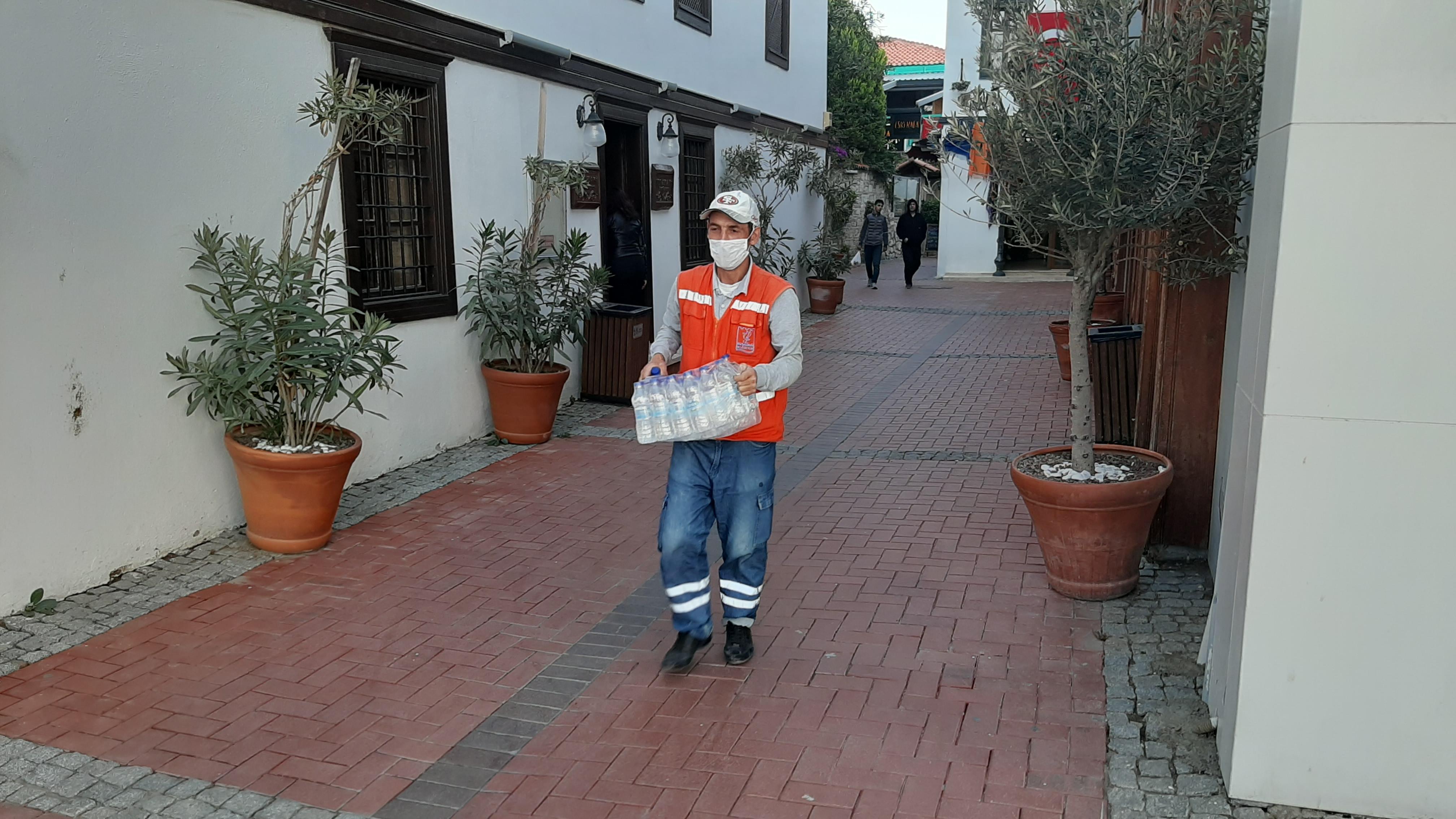 KUŞADASI BELEDİYESİ’NDEN İZMİR’E GIDA YARDIMI