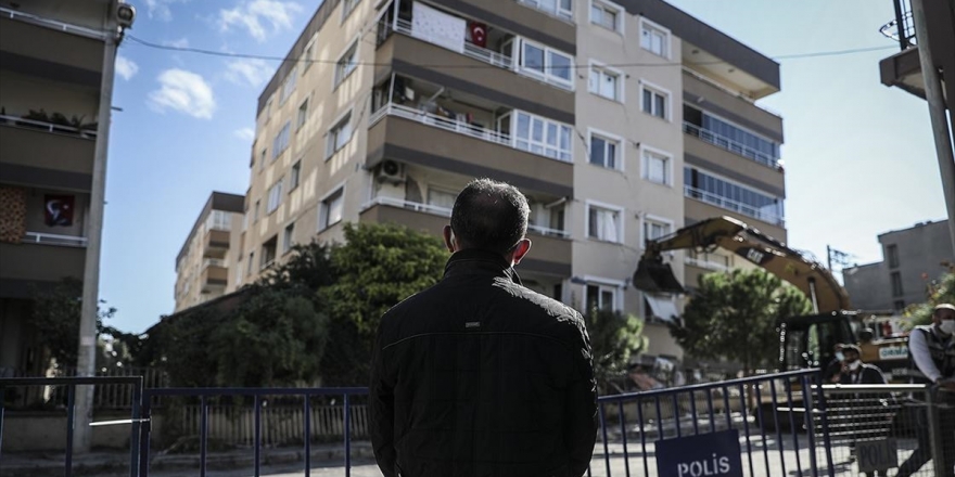 Enkazın Başında Mesai Arkadaşından Gelecek Müjdeli Haberi Bekliyor