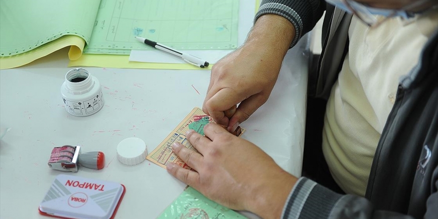 Cezayirliler Anayasa Referandumu İçin Sandık Başında